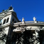 Haus am Weg, blauer Himmel lauert hinter weißem Gestein